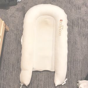 Baby lounger/dock.